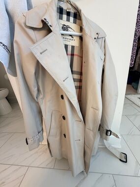 Burberry Light Beige womens Classic Trench Coat with Signature Check Lining
